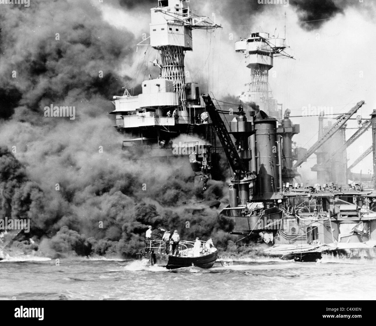 USS West Virginia ardiendo después del ataque en Pearl Harbor, Hawai. Foto de stock