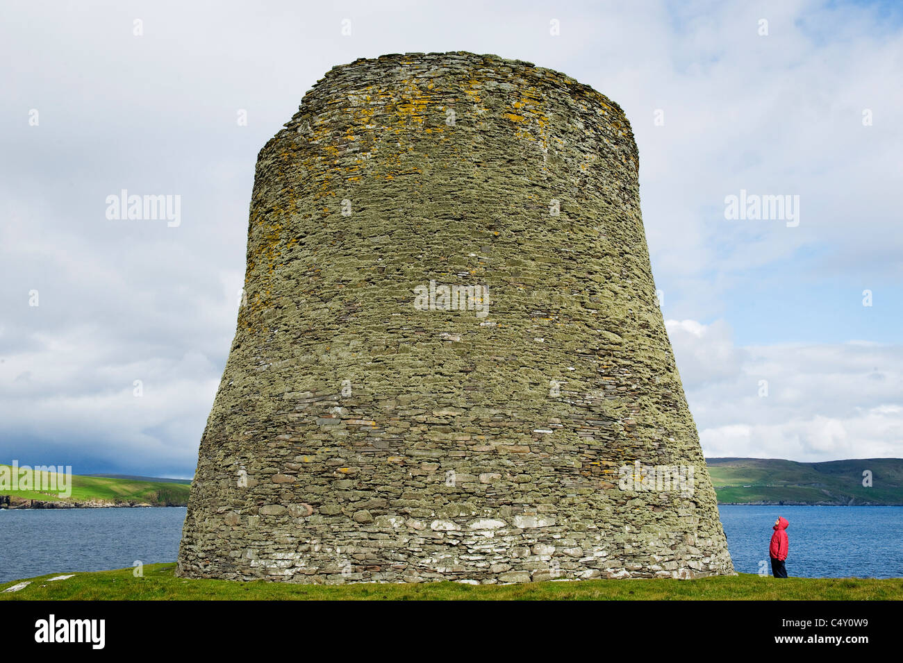 Broch de Mousa, ca 100 BC, mejores edificaciones prehistóricas en Europa. Mousa, Islas Shetland, Escocia Foto de stock