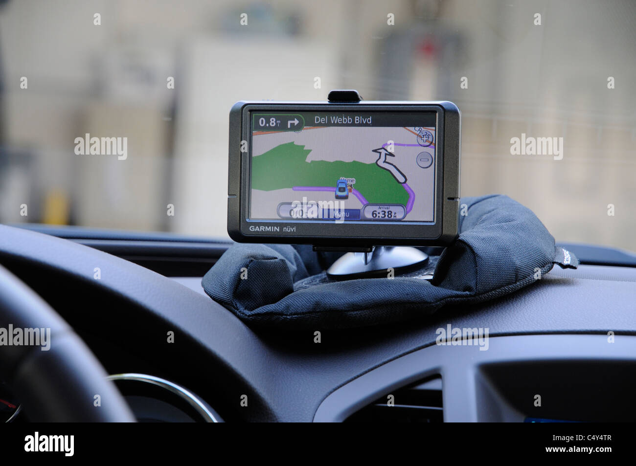 Garmin GPS en el soporte en el salpicadero de un coche unidad de lefthand  Fotografía de stock - Alamy