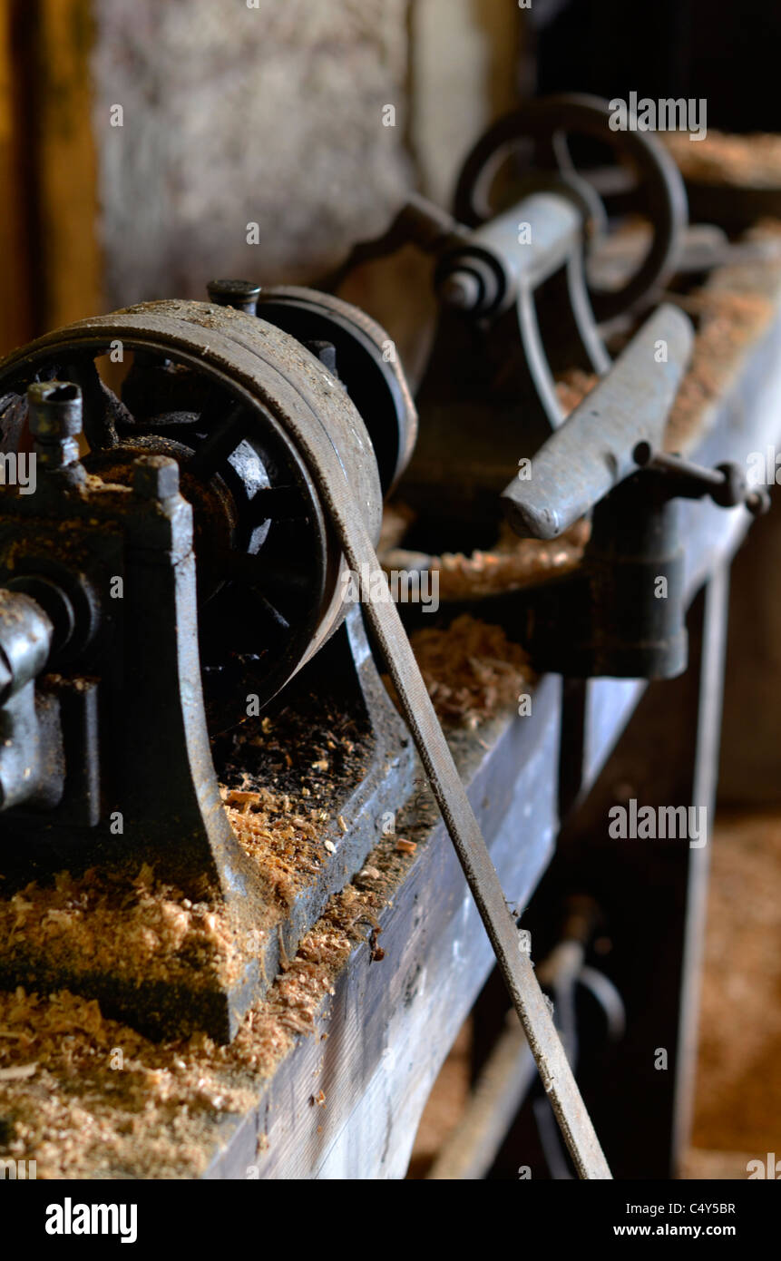 Un viejo torno para tallar madera Fotografía de stock - Alamy