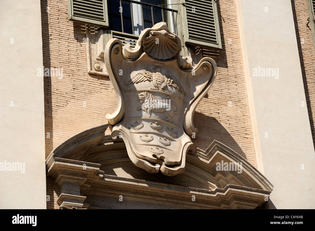 Italia, Roma, palazzo odescalchi, escudo de armas Foto de stock