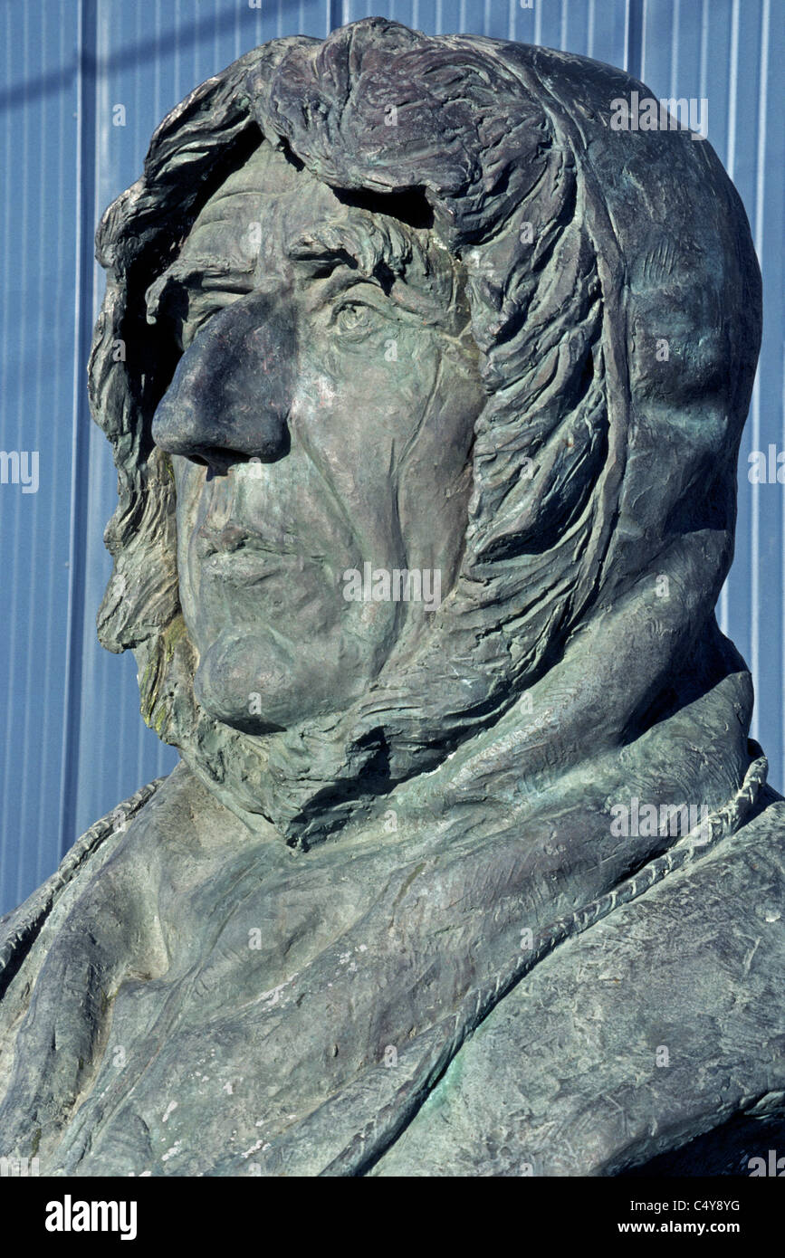 Un busto en Nome, Alaska, EE.UU. honra el explorador noruego Roald Amundsen, quien fue el primero en completar el Paso del Noroeste en el Ártico. Foto de stock