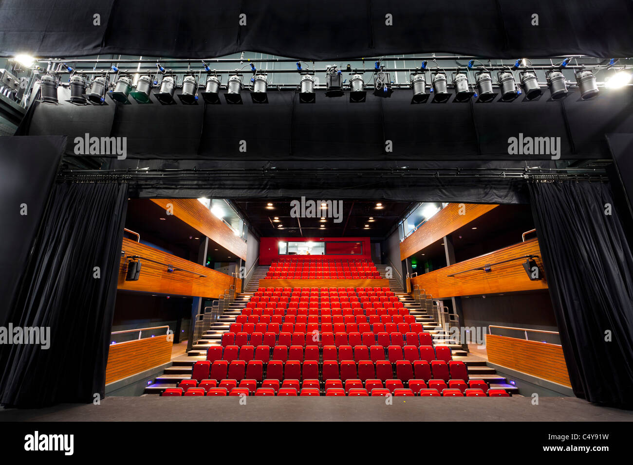 Asientos escalonadas en el auditorio del Teatro Berry mirando desde la etapa Foto de stock