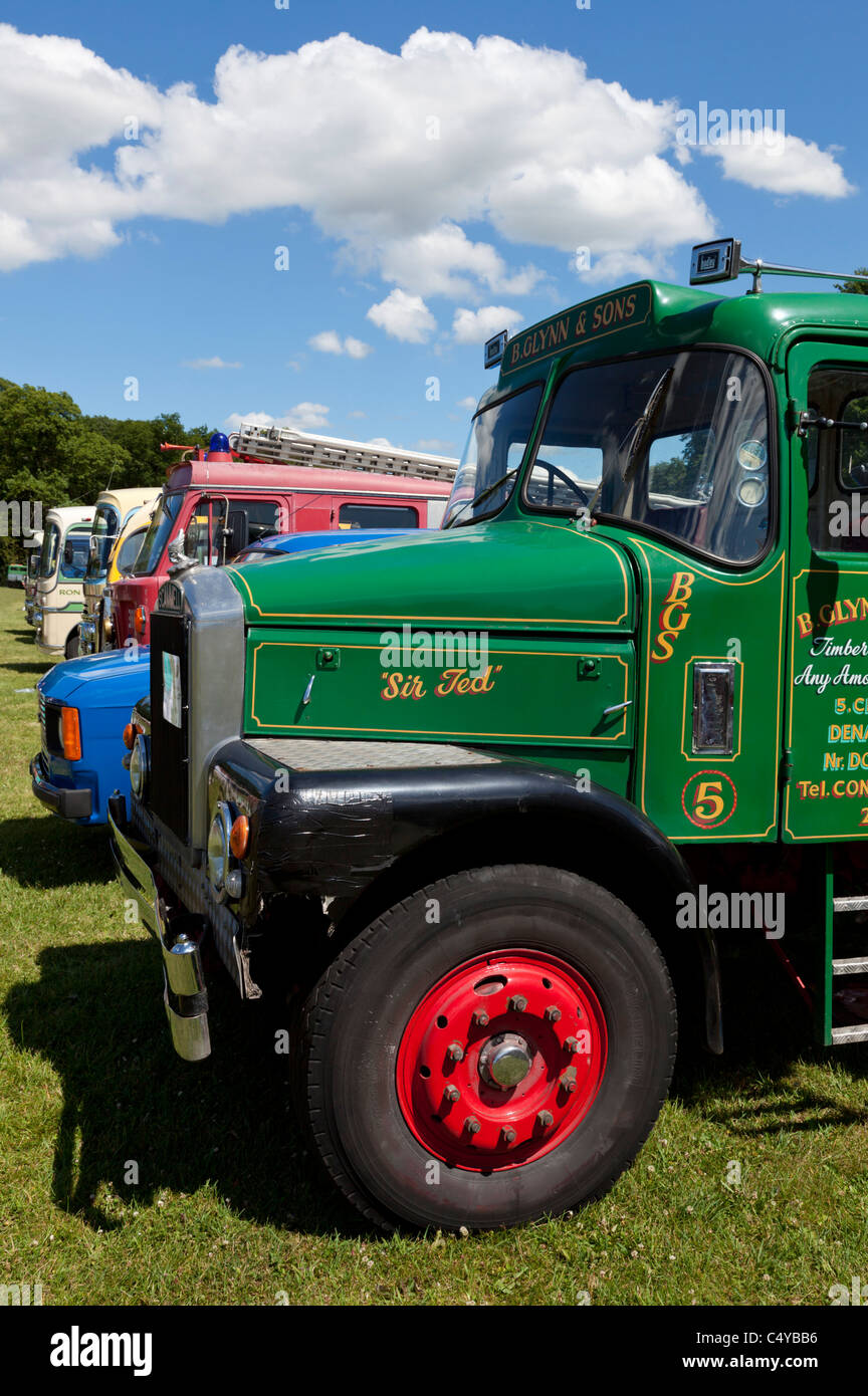 Los vehículos de transporte y camiones vintage en show 2011 Foto de stock