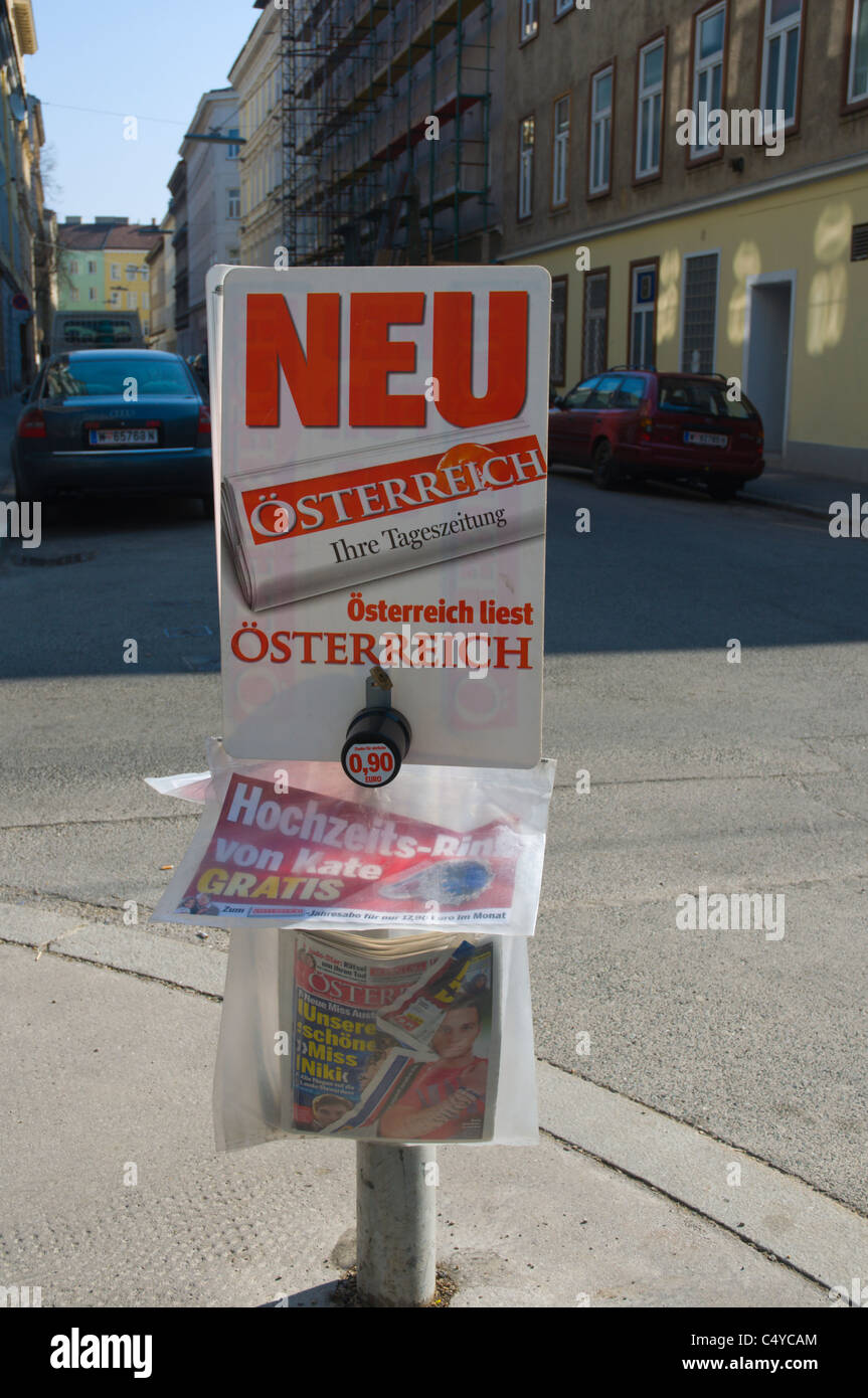 Neu Österreich Sunday periódico a la venta en la calle con sistema de honor de la calle Mariahilfer Strasse Viena Austria Europa central Foto de stock