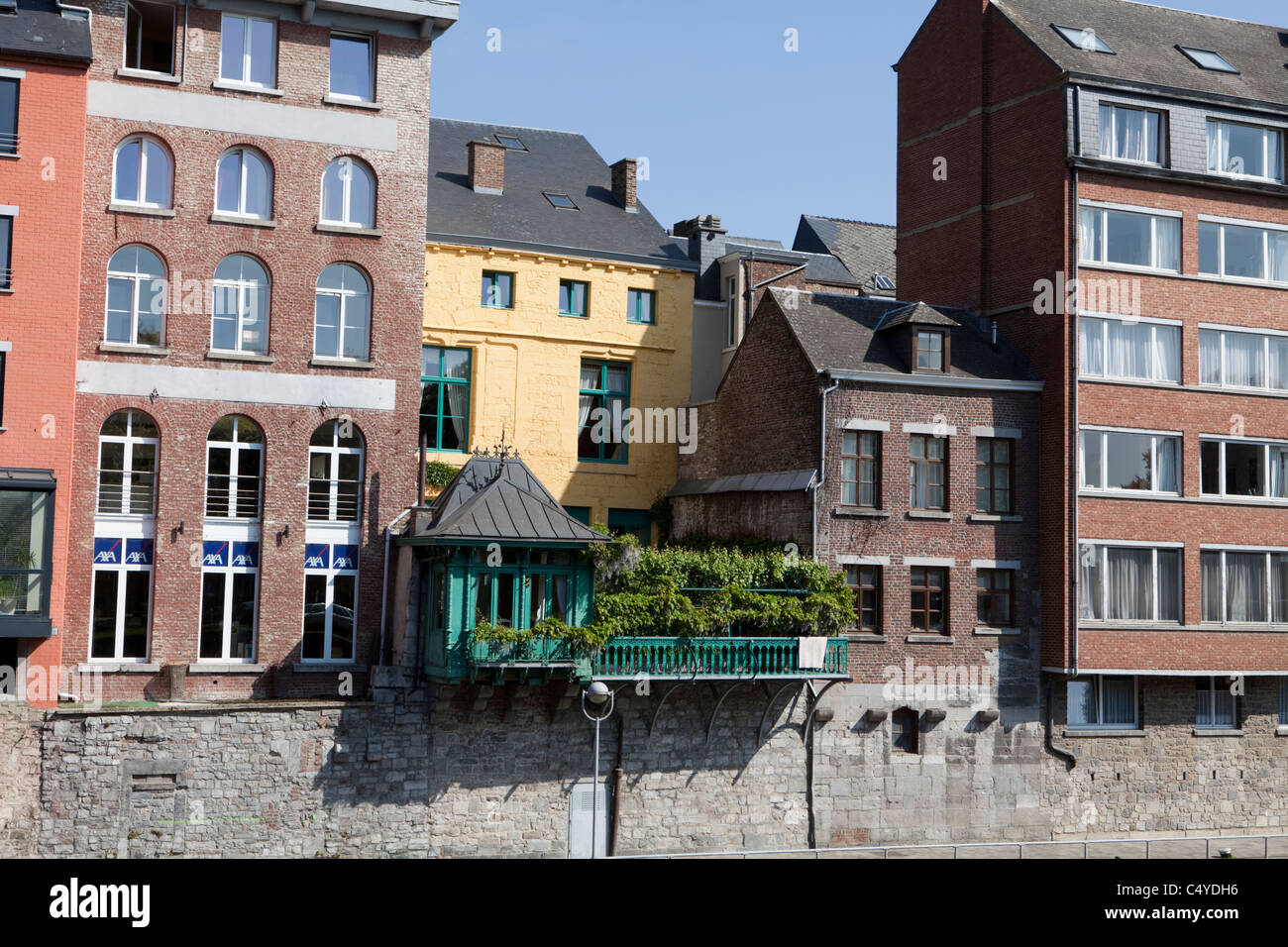 Hilera de casas en el Mosa, Namur, Valonia, Bélgica, Europa Foto de stock