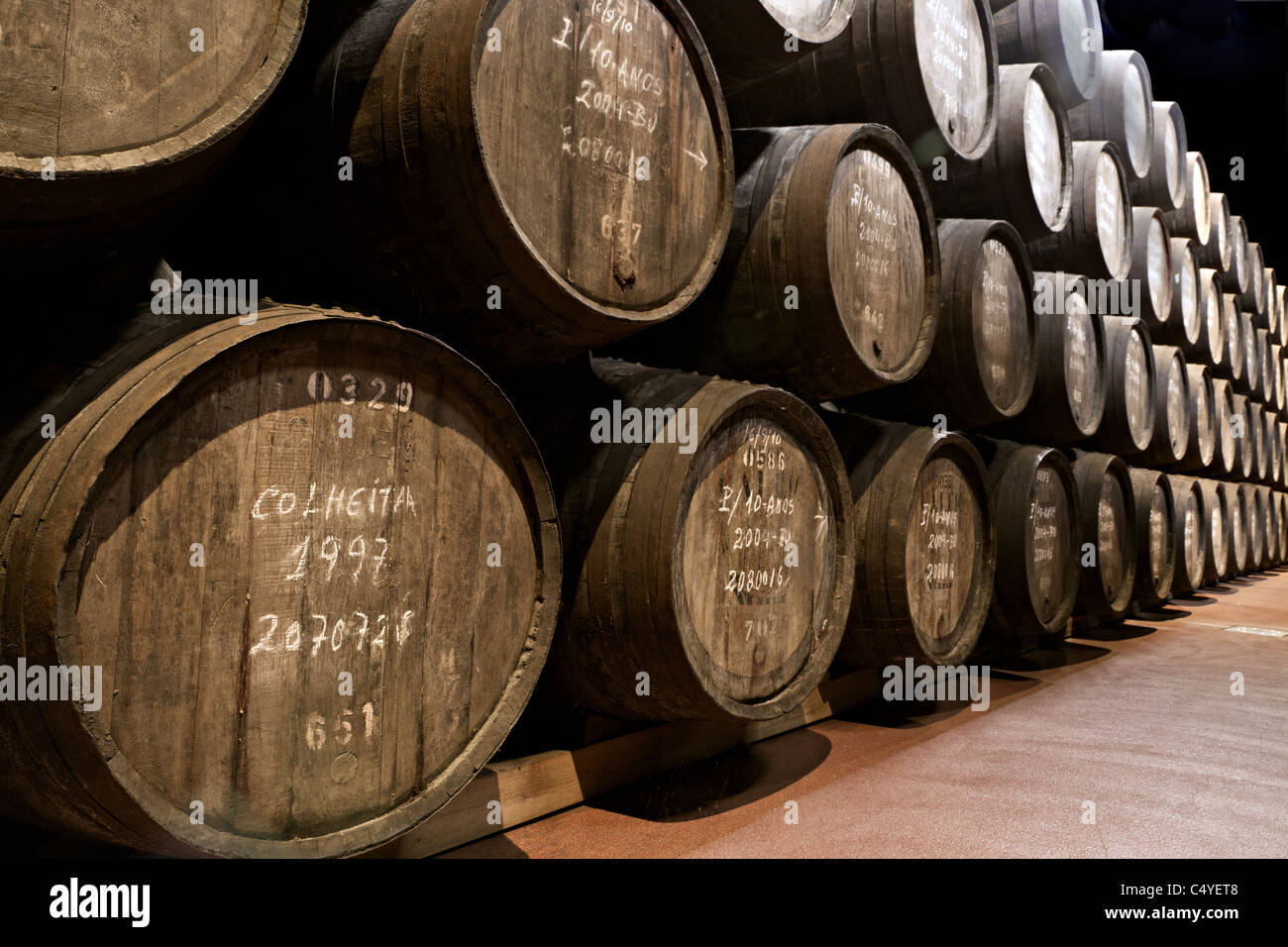 Barriles de madera mantenga Port vino alcoholizado a madurar en bodegas de vino en Villa Nova de Gaia, Portugal Foto de stock