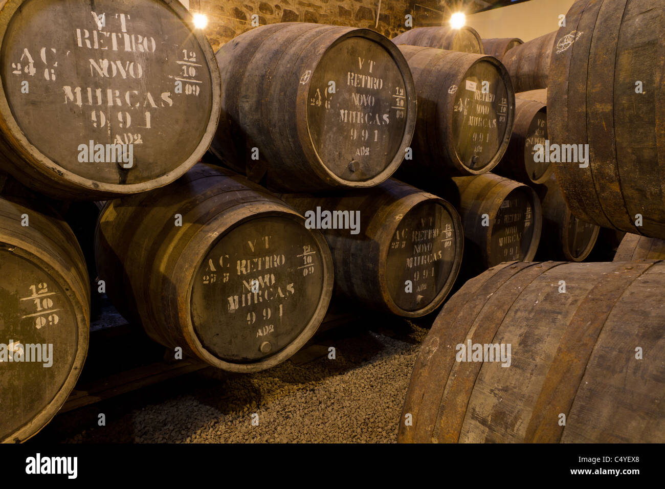Barriles de madera mantenga Port vino alcoholizado a madurar en bodegas de vino en Villa Nova de Gaia, Portugal Foto de stock