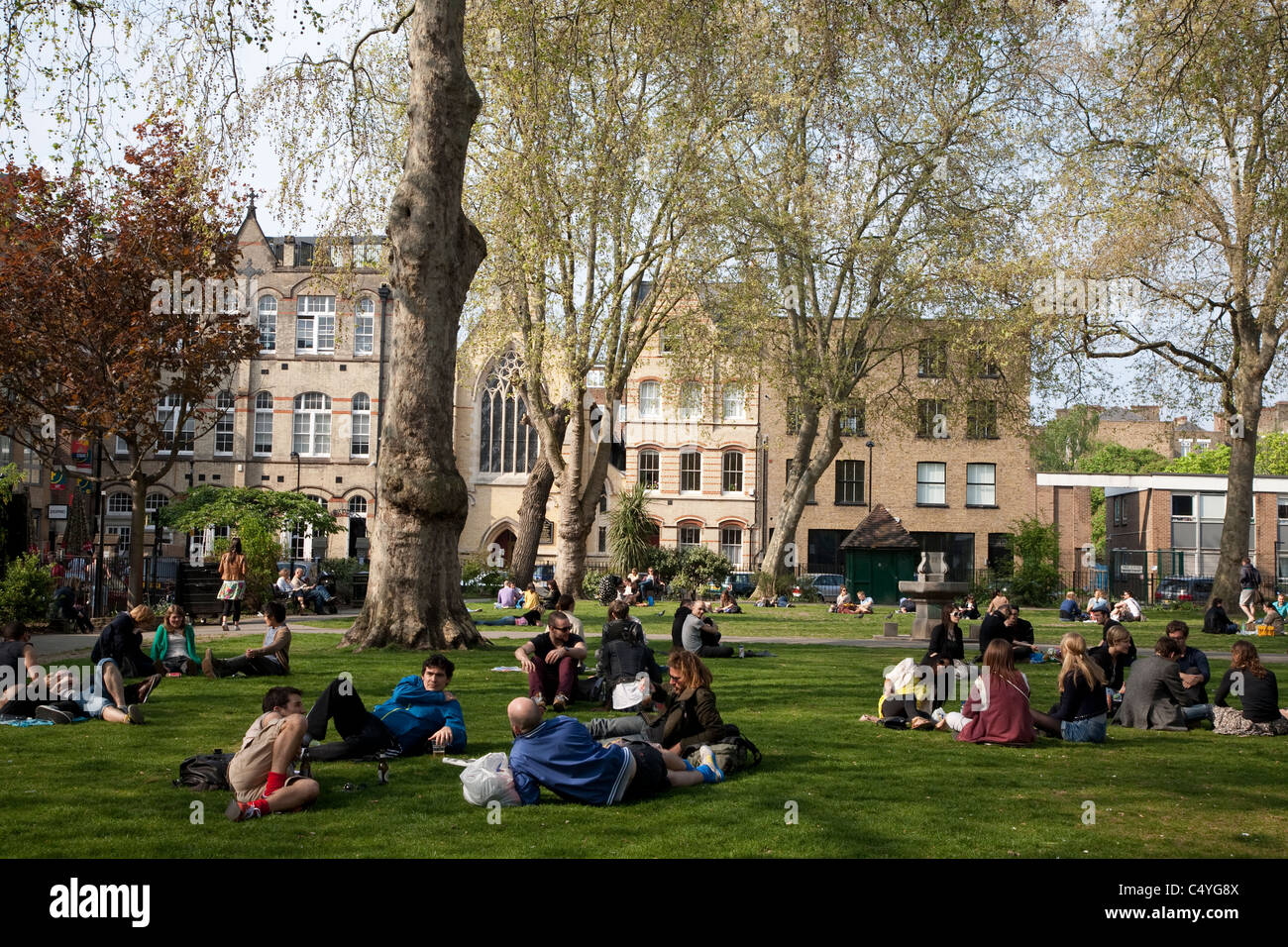 Los jóvenes relajándose en Hoxton Square, Shoreditch, Londres Foto de stock