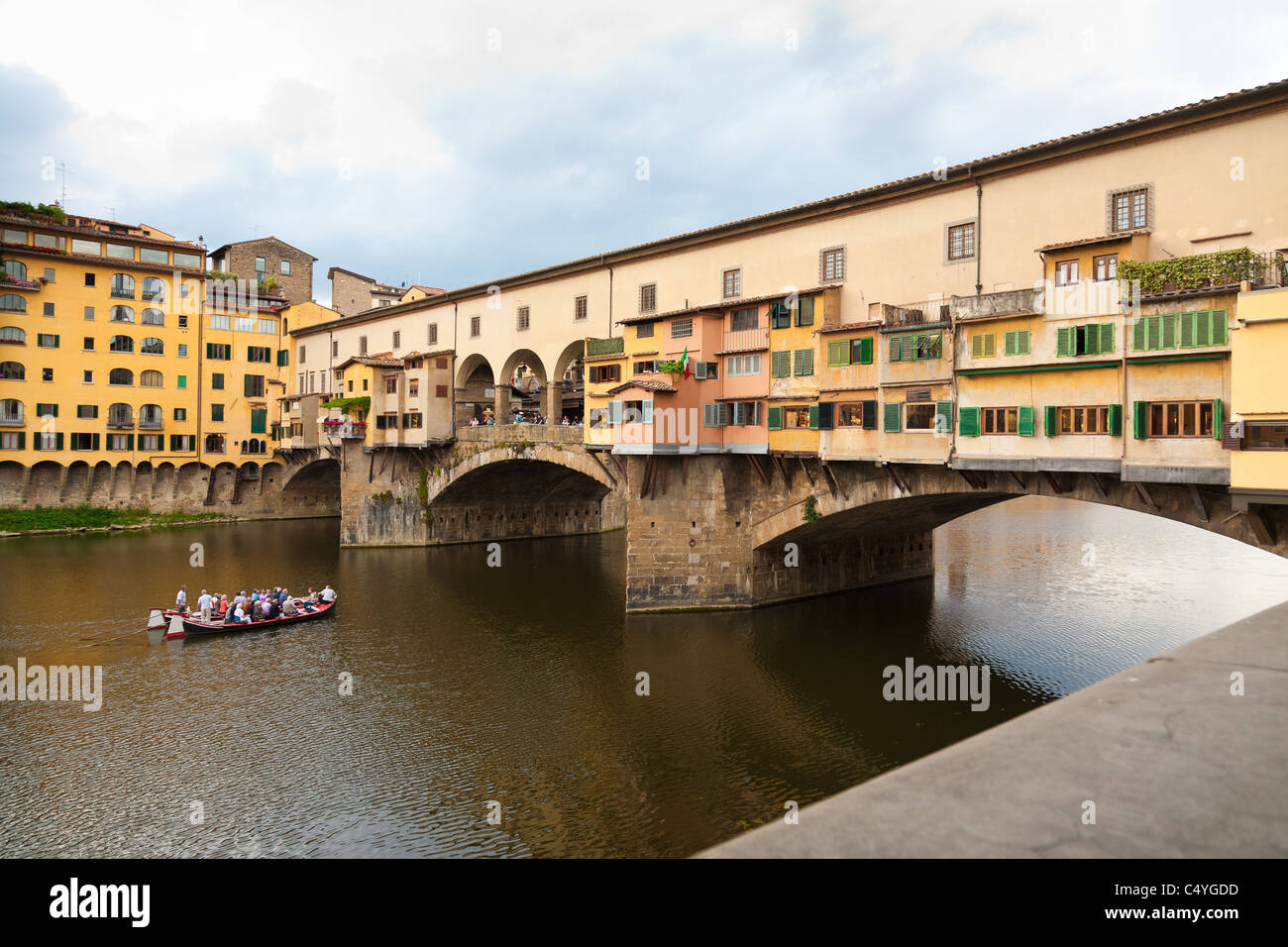 Barco de Crucero de ocio bajo el Ponte Vecchio, Florencia. Foto de stock