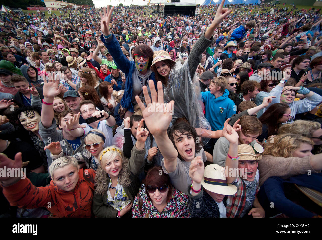 Vista general de los fans en el escenario principal durante el tercer y último día de RockNess Festival en Granja Clune, Loch Ness el 12 de junio Foto de stock