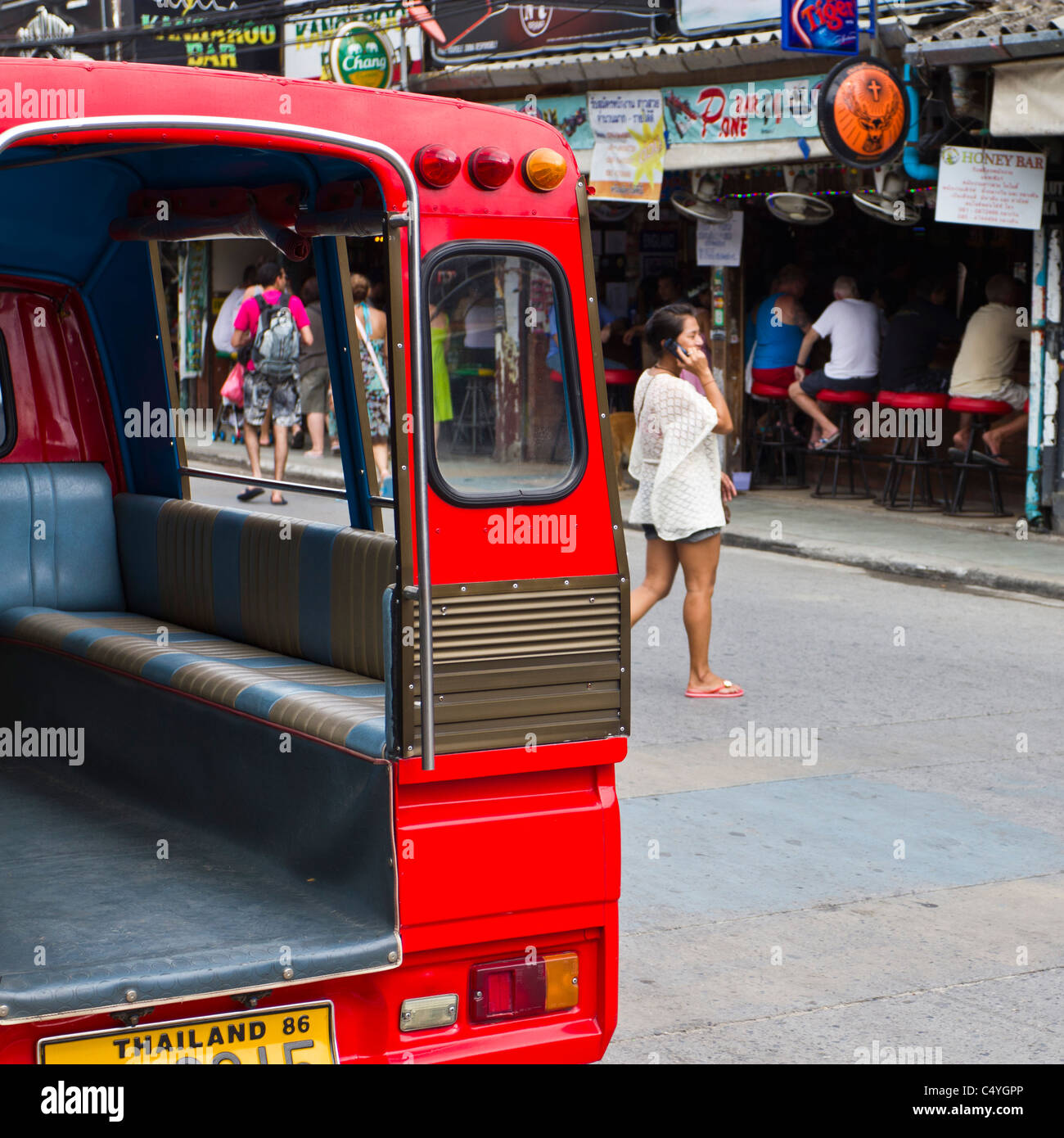 Tuk Tuk, o pequeños taxis en Patong, Phuket, Tailandia. Foto de stock