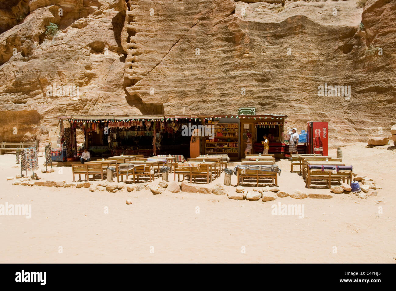 Petra (Jordania). Antiguo sitio de la ciudad habitada por el nabateos. Ahora un sitio de Patrimonio Mundial de la UNESCO. Cafe en el tesoro. Foto de stock