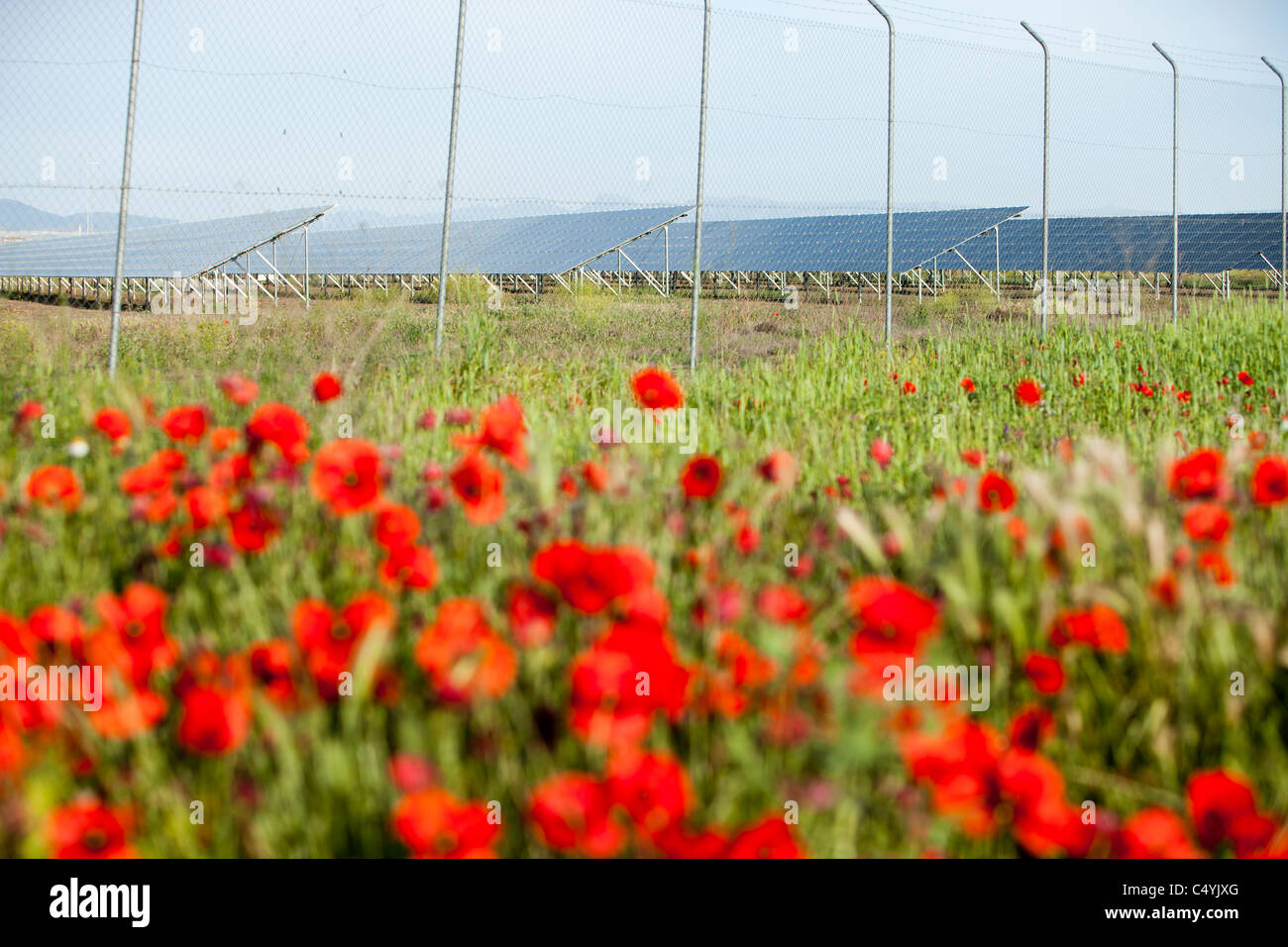 Una estación de energía solar fotovoltaicos, cerca de Guadix, Andalucía, España. Foto de stock