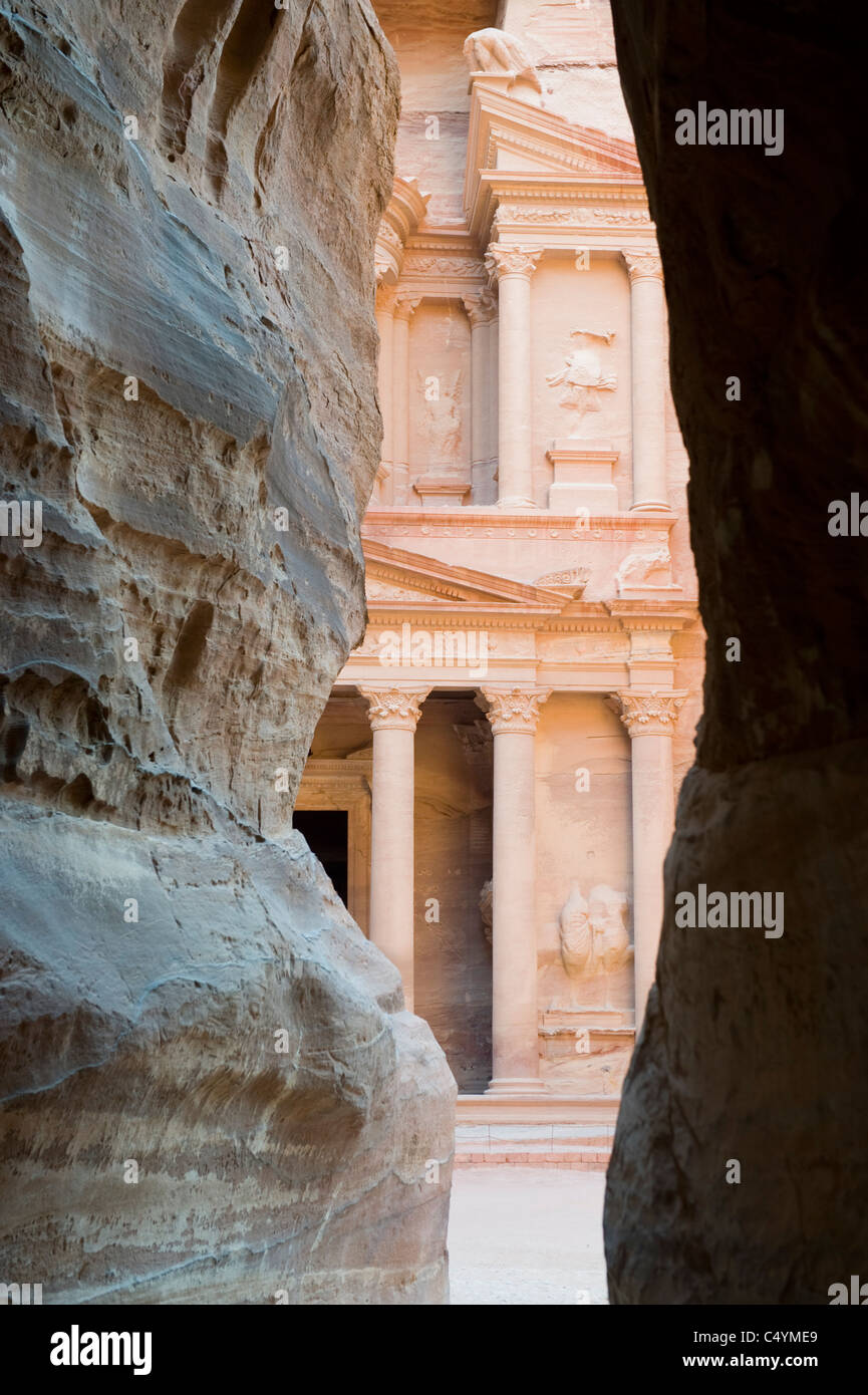 Petra (Jordania). Al final del Siq, con vista al Khazneh ('El Tesoro"). Ahora un sitio de Patrimonio Mundial de la UNESCO. Foto de stock