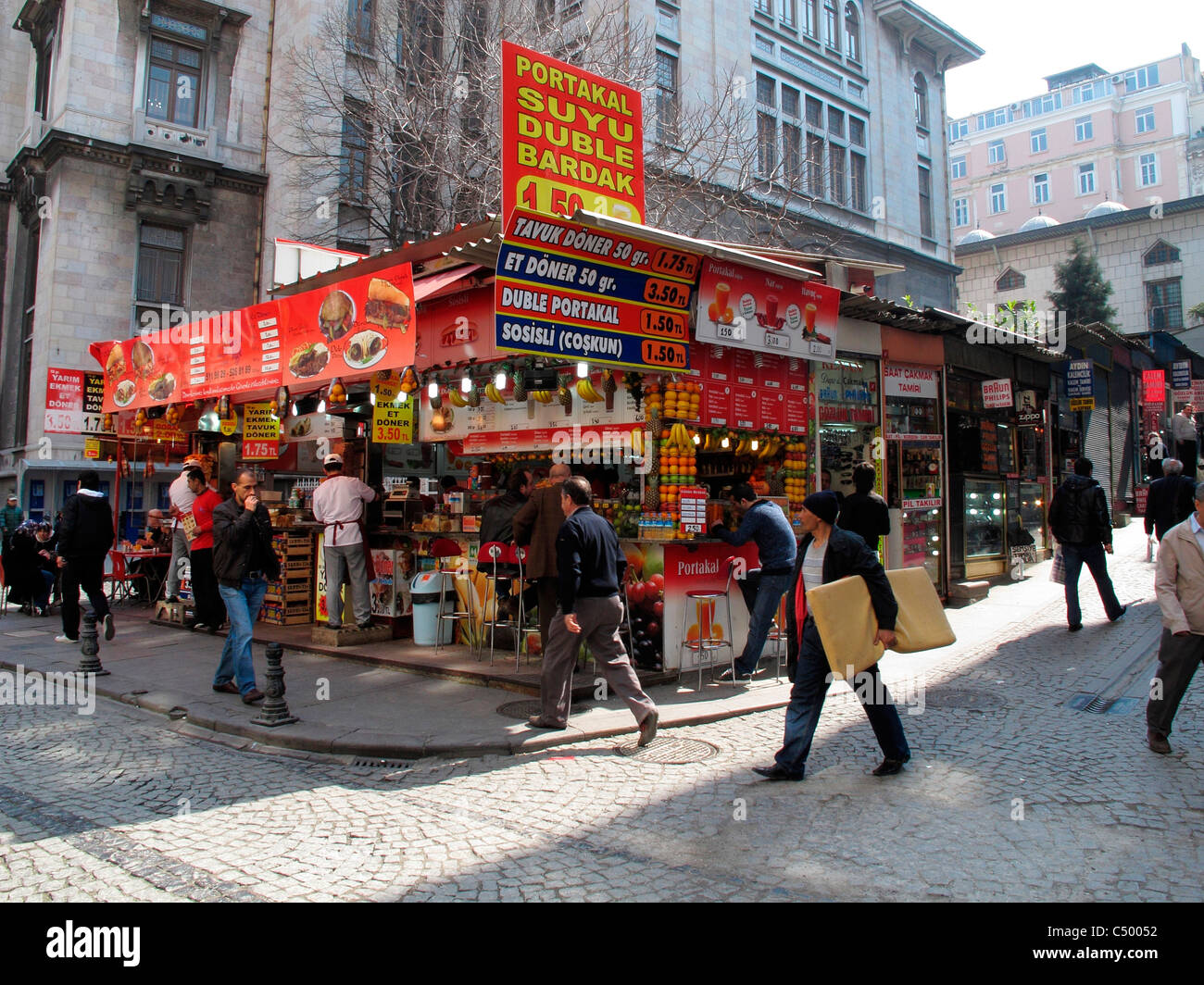 Turquía Istanbul Sultanahmet ciudad vieja rolling BBQ Döner Kebab. Colorida decoración Foto de stock