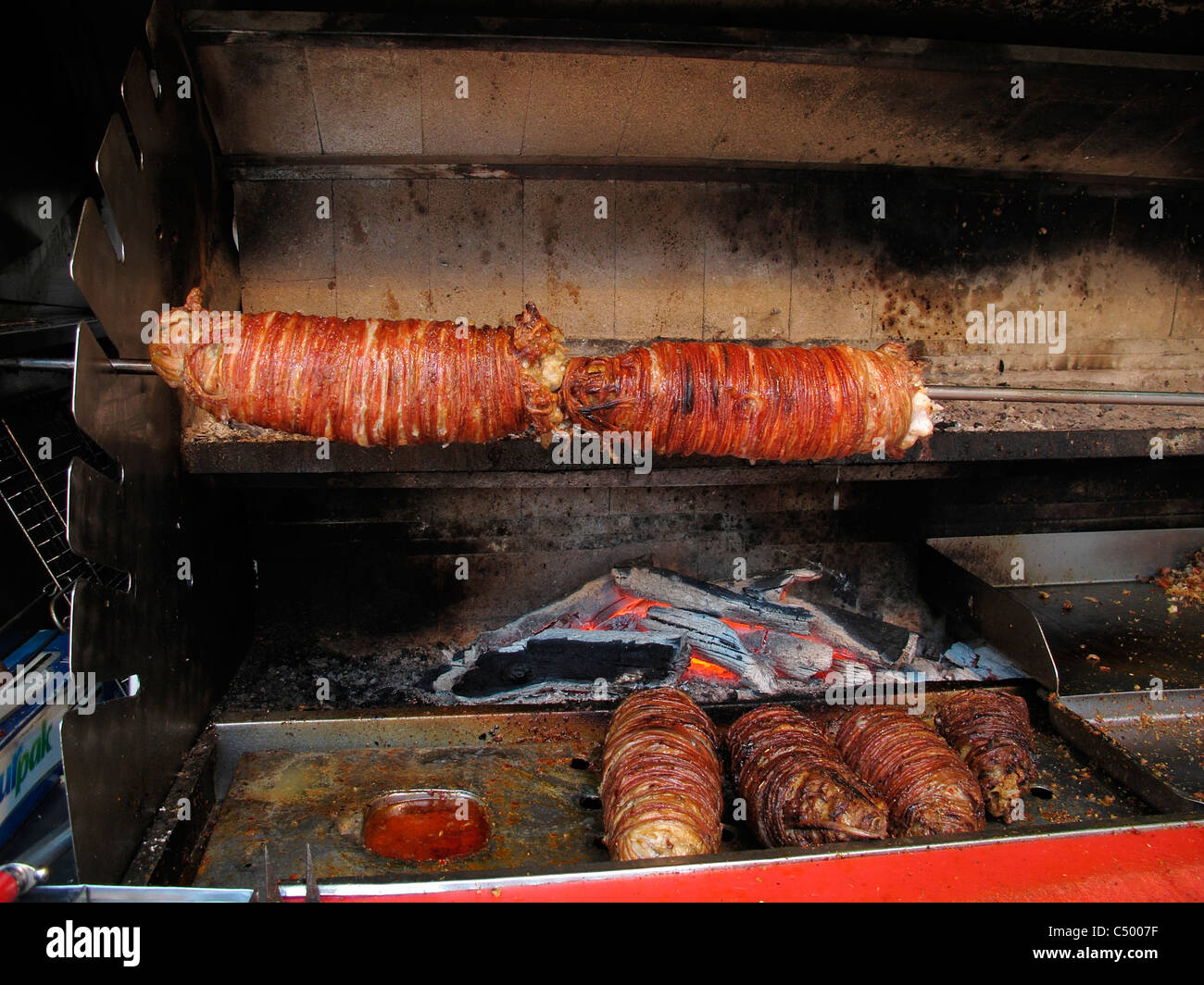 Turquía Istanbul Sultanahmet ciudad vieja rolling Döner Kebab barbacoa hecha con las ovejas y corderos intestino Foto de stock