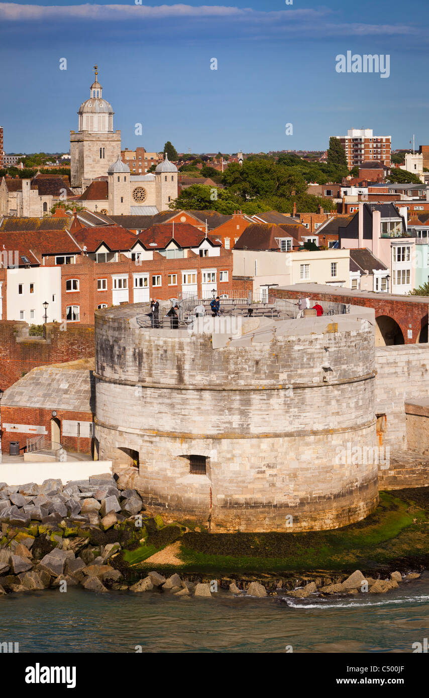 La torre redonda, parte de Portsmouth, murallas de la ciudad antigua, a la entrada del puerto de Portsmouth Hampshire Inglaterra Foto de stock