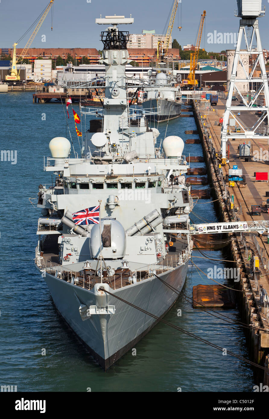 HMS St Albans amarrados en el puerto de Portsmouth Inglaterra Foto de stock