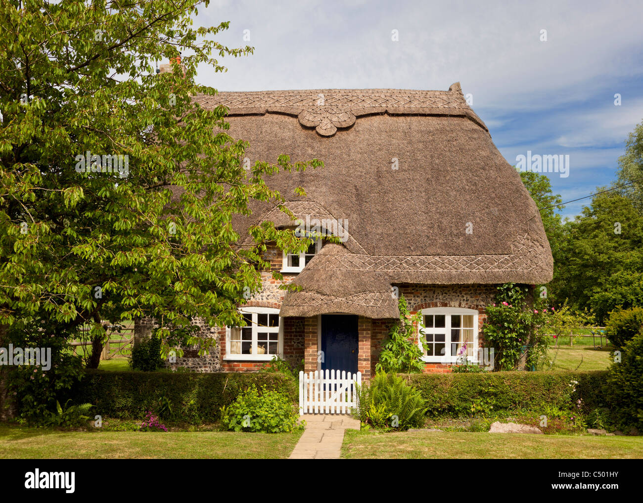 Pequeña casa de campo de paja en el bonito pueblo rural de Tarrant Monkton, Dorset, Inglaterra, Reino Unido Foto de stock
