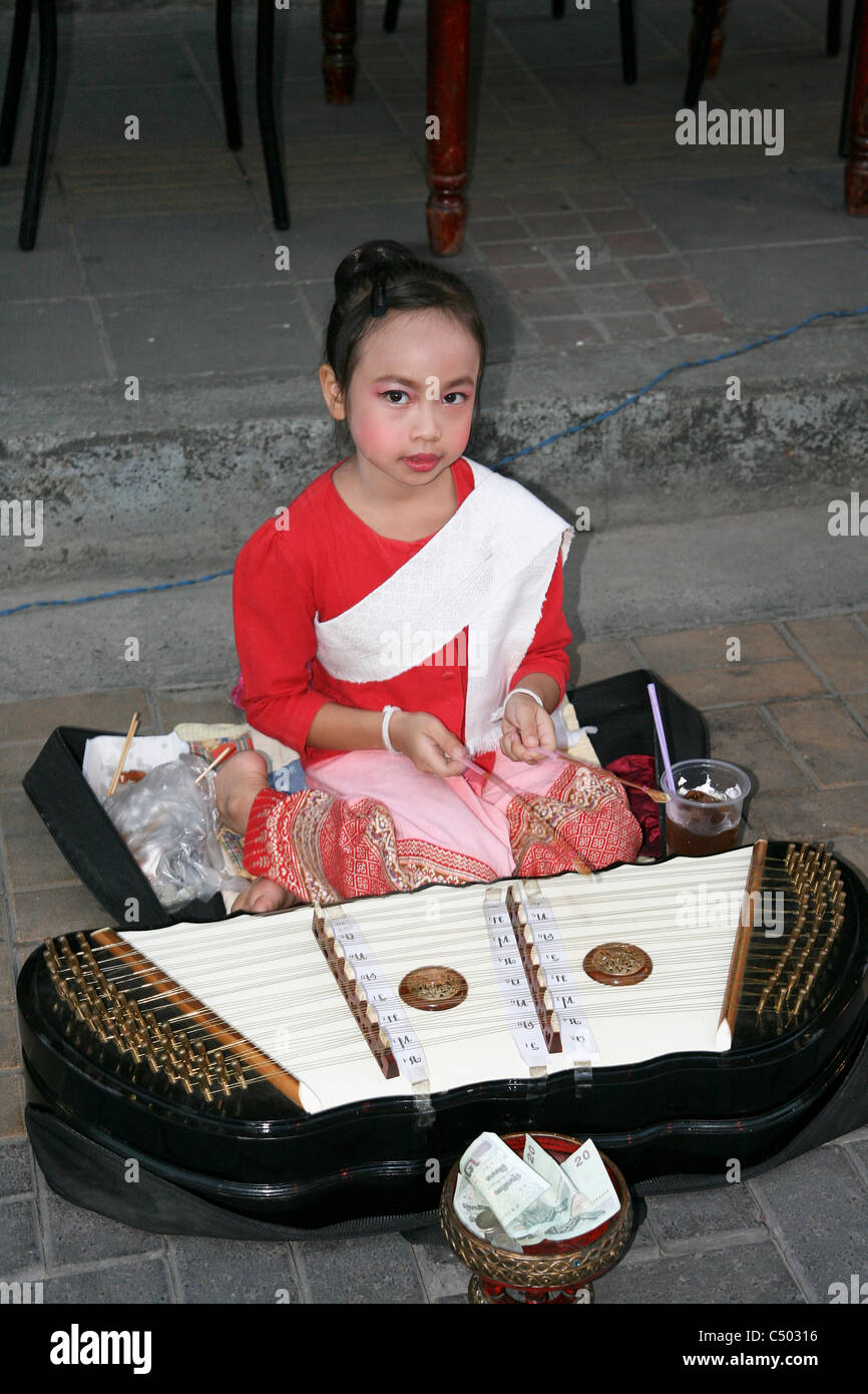 Tailandia Young Street performer Foto de stock