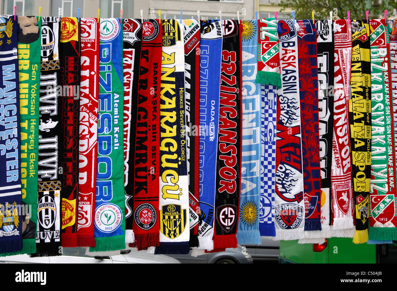 Coloridas bufandas como mercancías de Turco y clubes de fútbol europeos  colgando para la venta en la cuneta en Estambul, Turquía Fotografía de  stock - Alamy