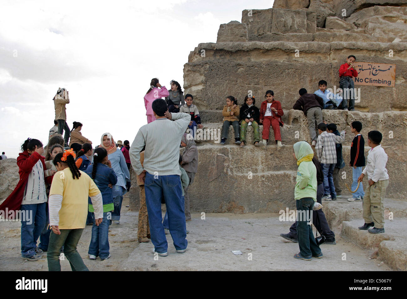 Una parte de los niños de la escuela egipcia ignorar las señales de la Gran Pirámide de Giza, en El Cairo, Egipto Foto de stock