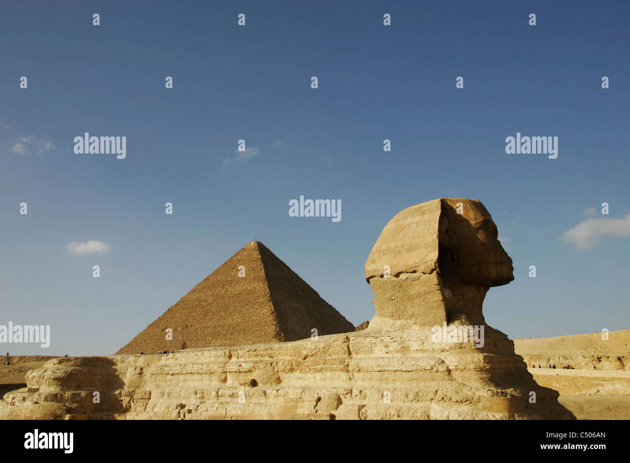 La Esfinge con la Gran Pirámide de Khufu en el fondo en Giza, en El Cairo, Egipto Foto de stock