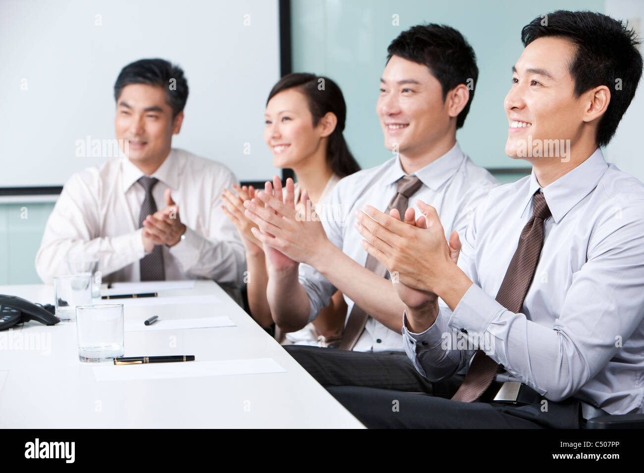 Equipo empresarial aplaudiendo el éxito Foto de stock