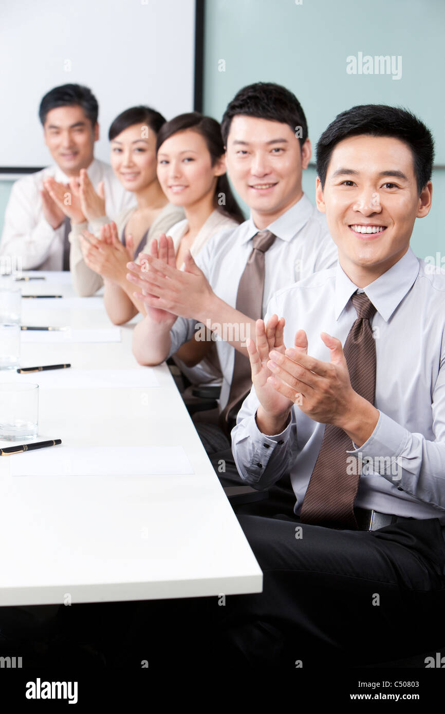 Equipo empresarial aplaudiendo Foto de stock