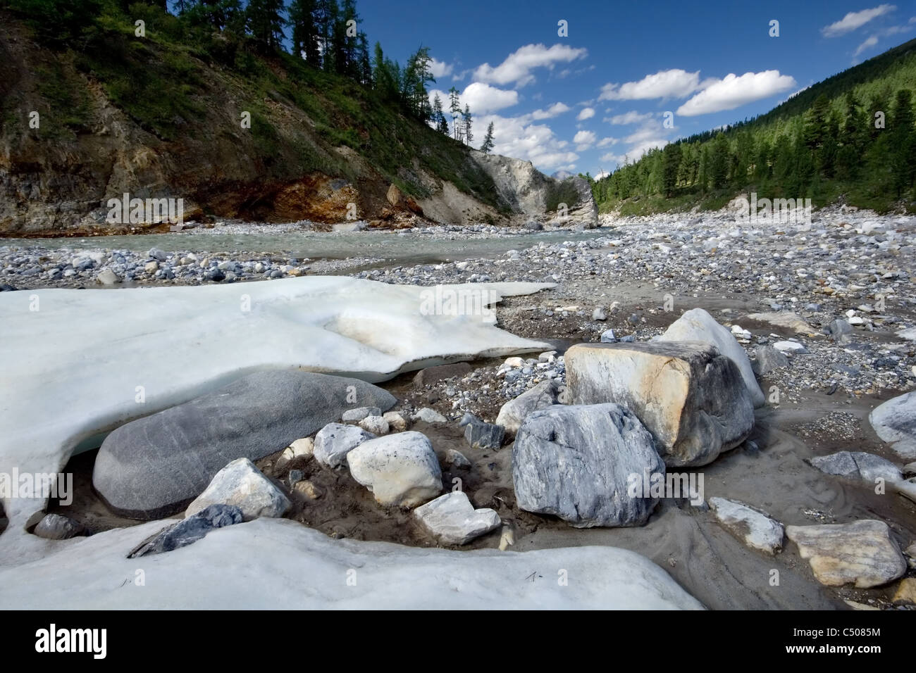 Paisaje con piedras y hielo. En Siberia. Al este de las montañas Sayan. República Buryat. Rusia. Taiga. Foto de stock