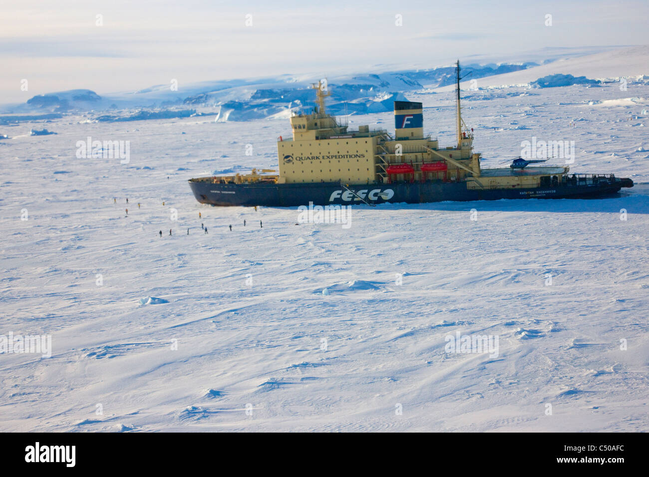 Rompehielos en el hielo, la isla Snow Hill, la Antártida Foto de stock