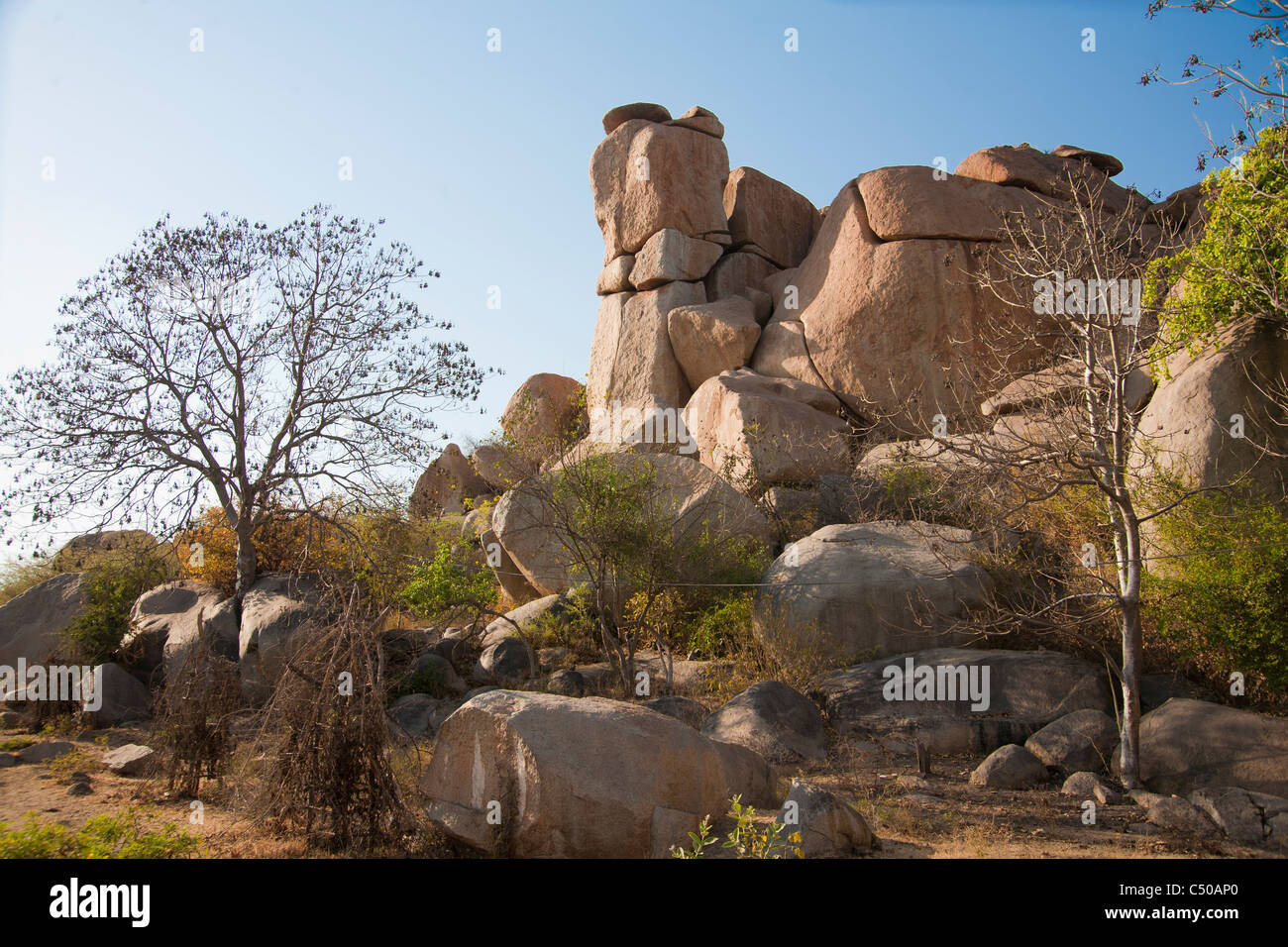 Paisaje rocoso alrededor de Hampi, provincia de Karnataka, India. Foto de stock