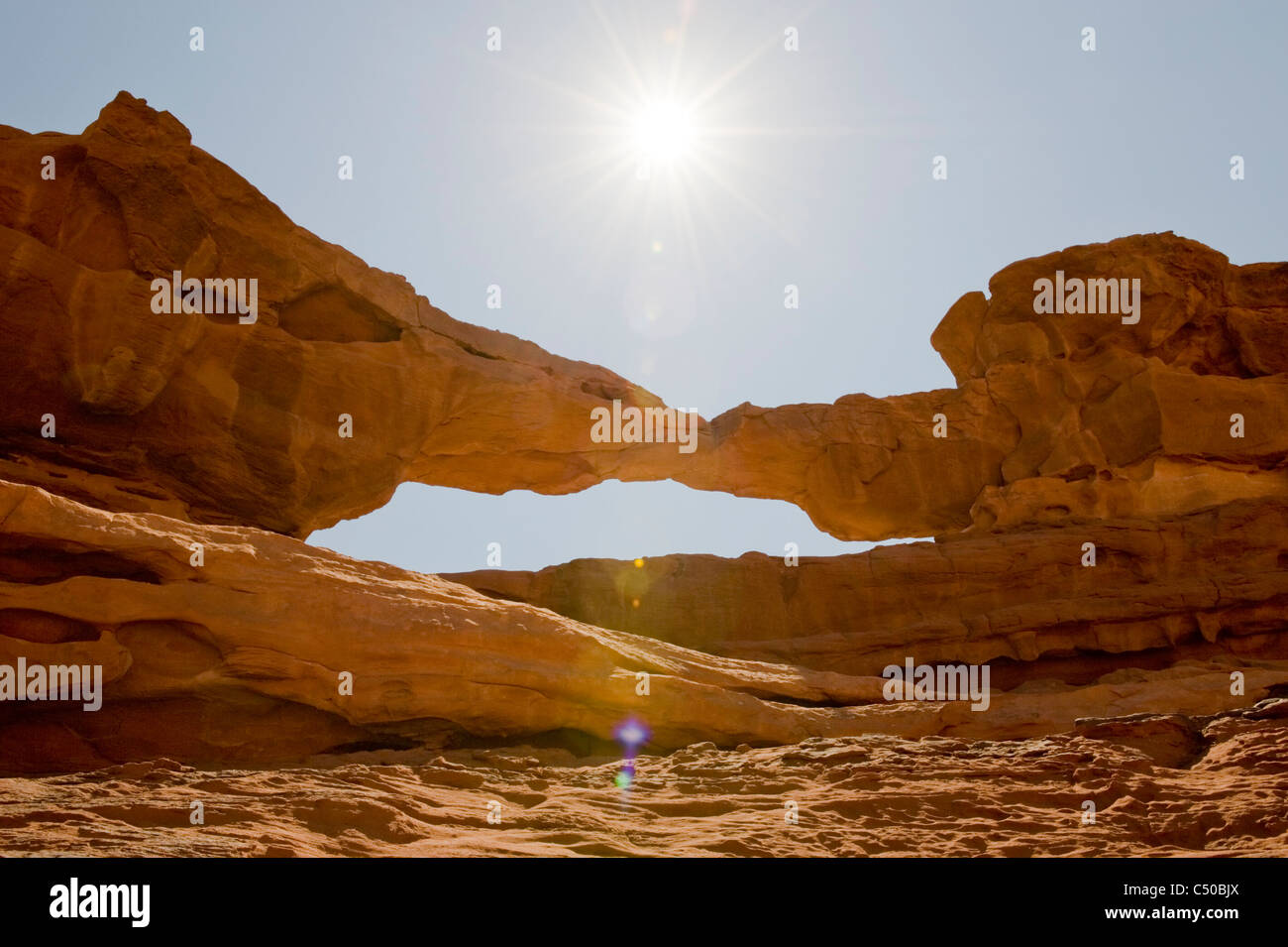 Wadi Rum, en el desierto de Jordania. Arch en el sol alto. Foto de stock