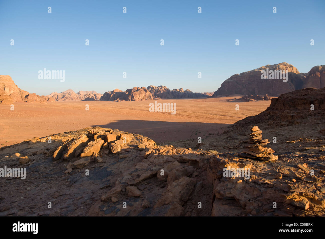 Wadi Rum, en el desierto de Jordania. Foto de stock