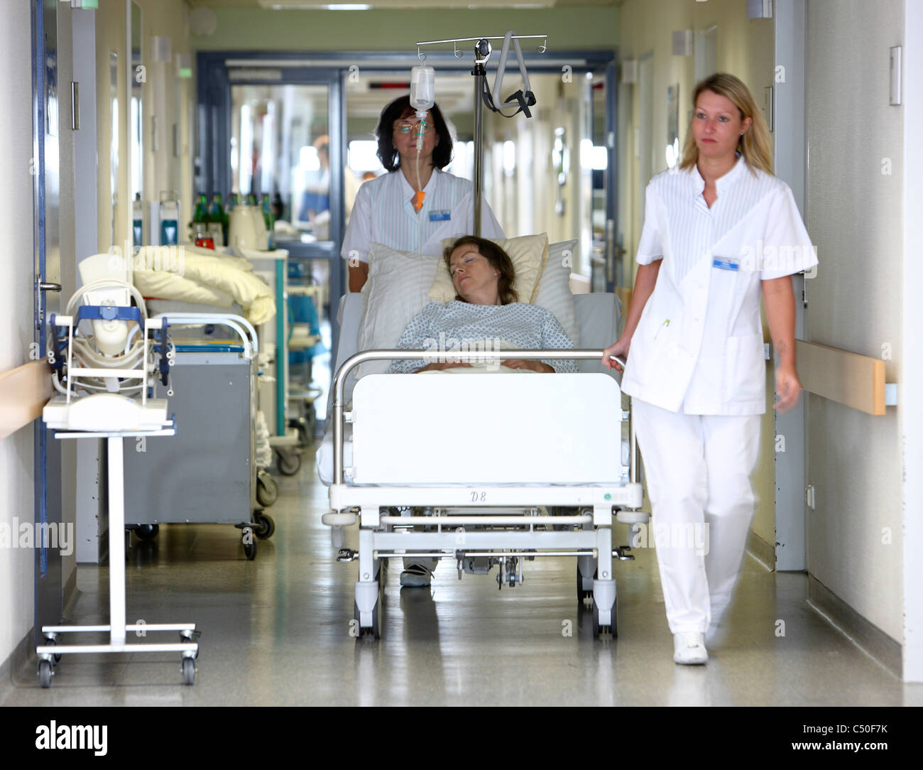 Hospital. Las enfermeras trasladando a un paciente de sexo femenino, en su  cama, desde su habitación de hospital a la sala de examen Fotografía de  stock - Alamy