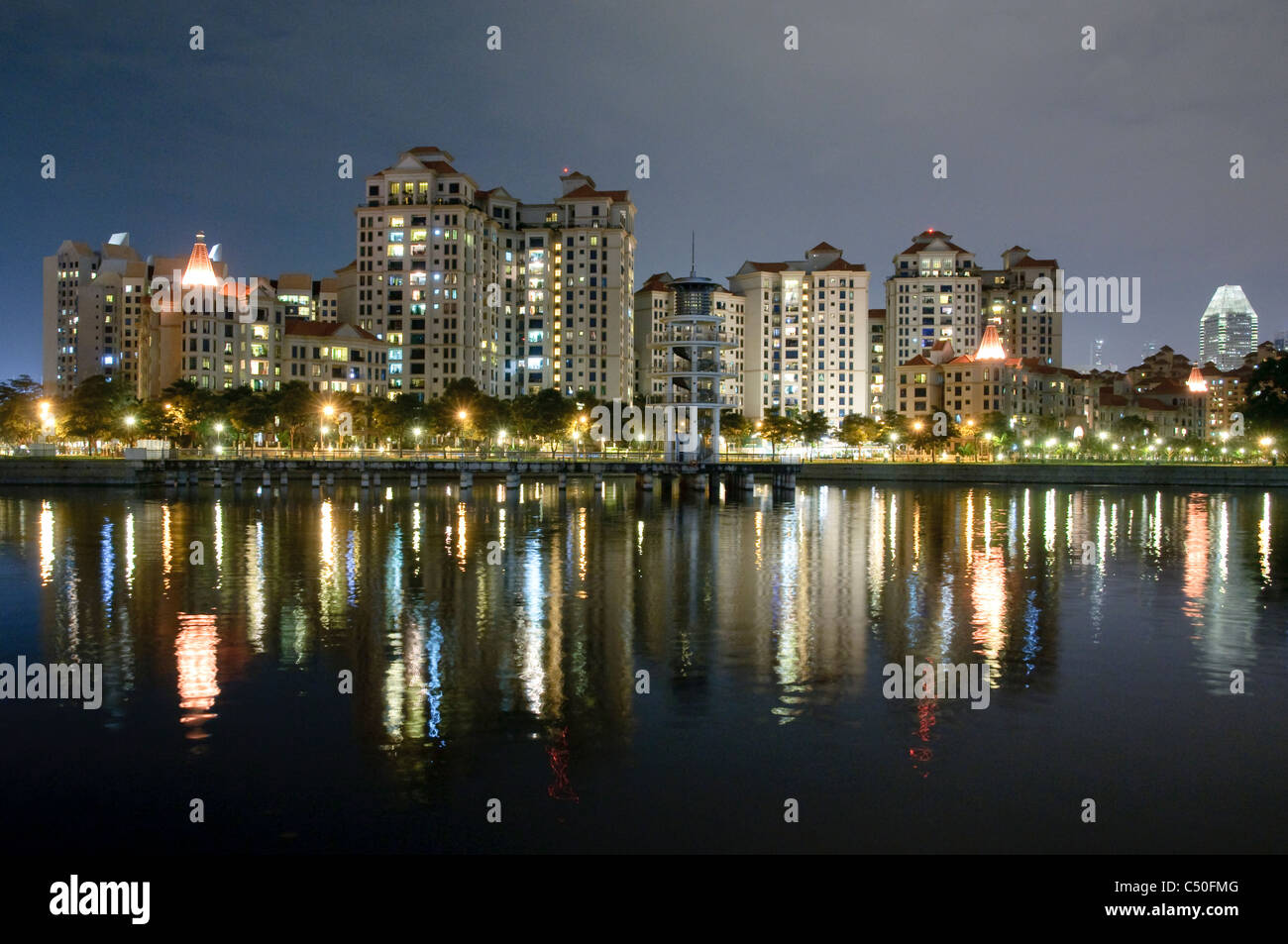 Zona residencial con apartamentos de lujo en la noche, Singapur, Sudeste de Asia, Asia Foto de stock