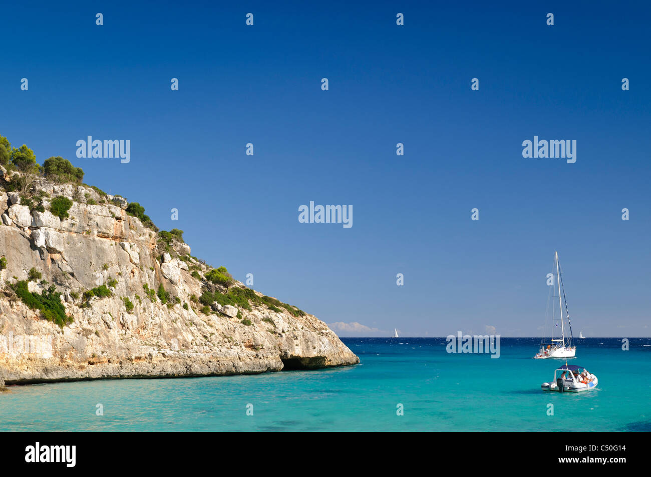Barcos en la bahía de Cala Magraner, Mallorca, Islas Baleares, España, Europa Foto de stock