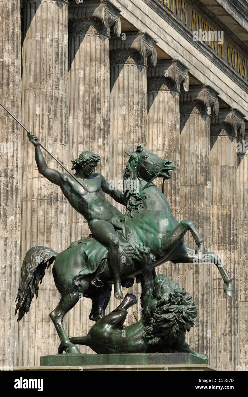 Berlín. Alemania. "Löwenkämpfer', estatua de bronce del león fuera de combate el Altes Museum, Lustgarten, Mitte. Foto de stock