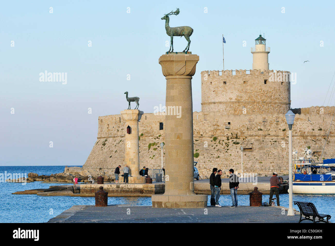 Rodas. Islas del Dodecaneso. Grecia. Puerto de Mandraki, el Casco Antiguo, la ciudad de Rodas. Foto de stock