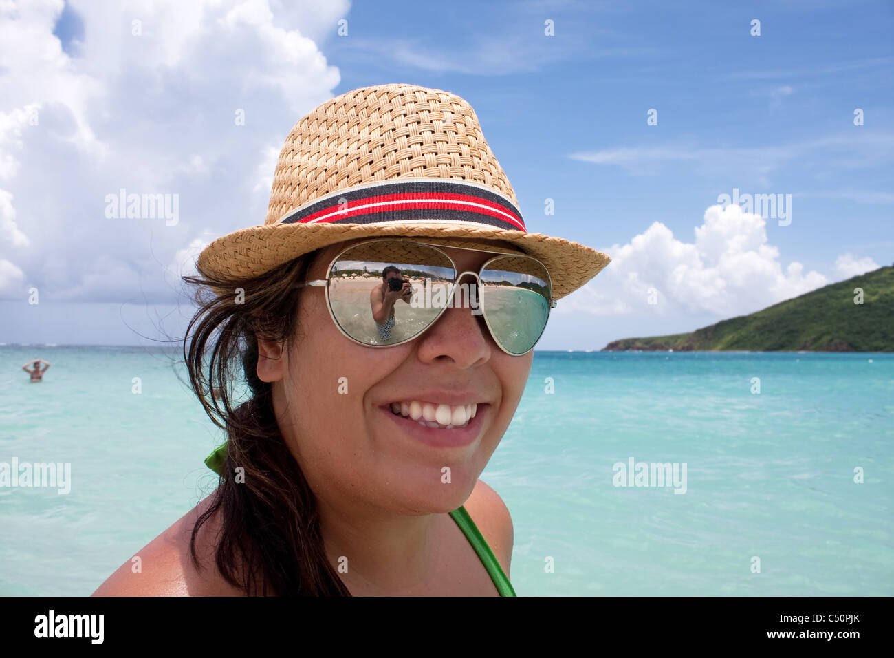 Una mujer con un sombrero y gafas de sol en la playa Caribeña de Playa  Flamenco en la isla de Culebra Puerto Rico Fotografía de stock - Alamy