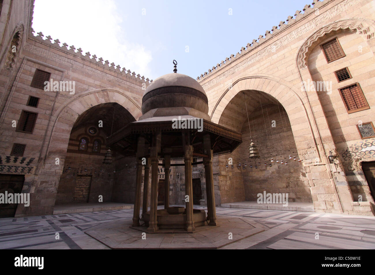 El tribunal de la Mezquita de El sultán Barquq- Cairo antiguo - al-muizz street Foto de stock