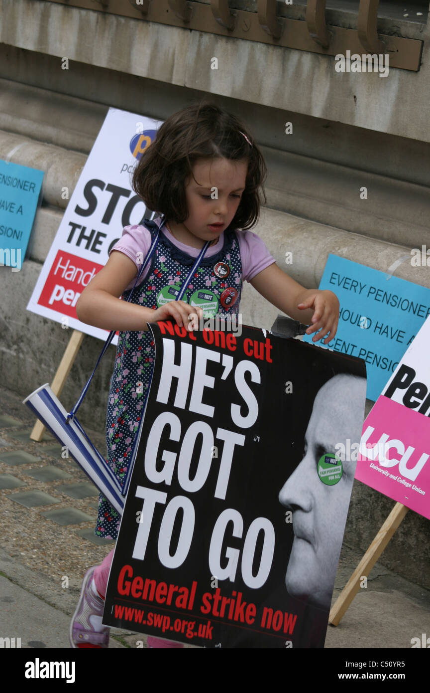 Niña con placard de David Cameron en pensiones demo huelga el 30 de junio de 2011 Londres, Inglaterra Foto de stock