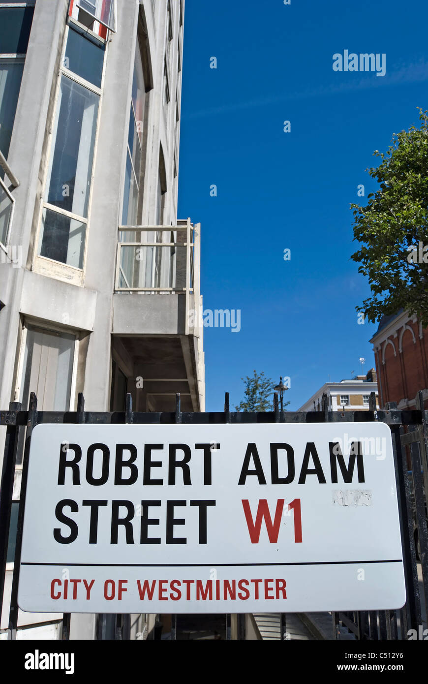 El nombre de la calle firmar por Robert Adam street, London W1, que lleva el nombre del arquitecto cuyo firme diseñado muchas casas en la zona Foto de stock
