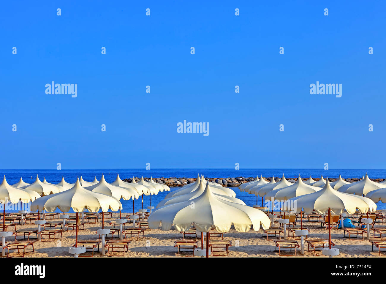 Las playas de sombrillas en la playa de Arma di Taggia en Liguria en el Mediterráneo Foto de stock