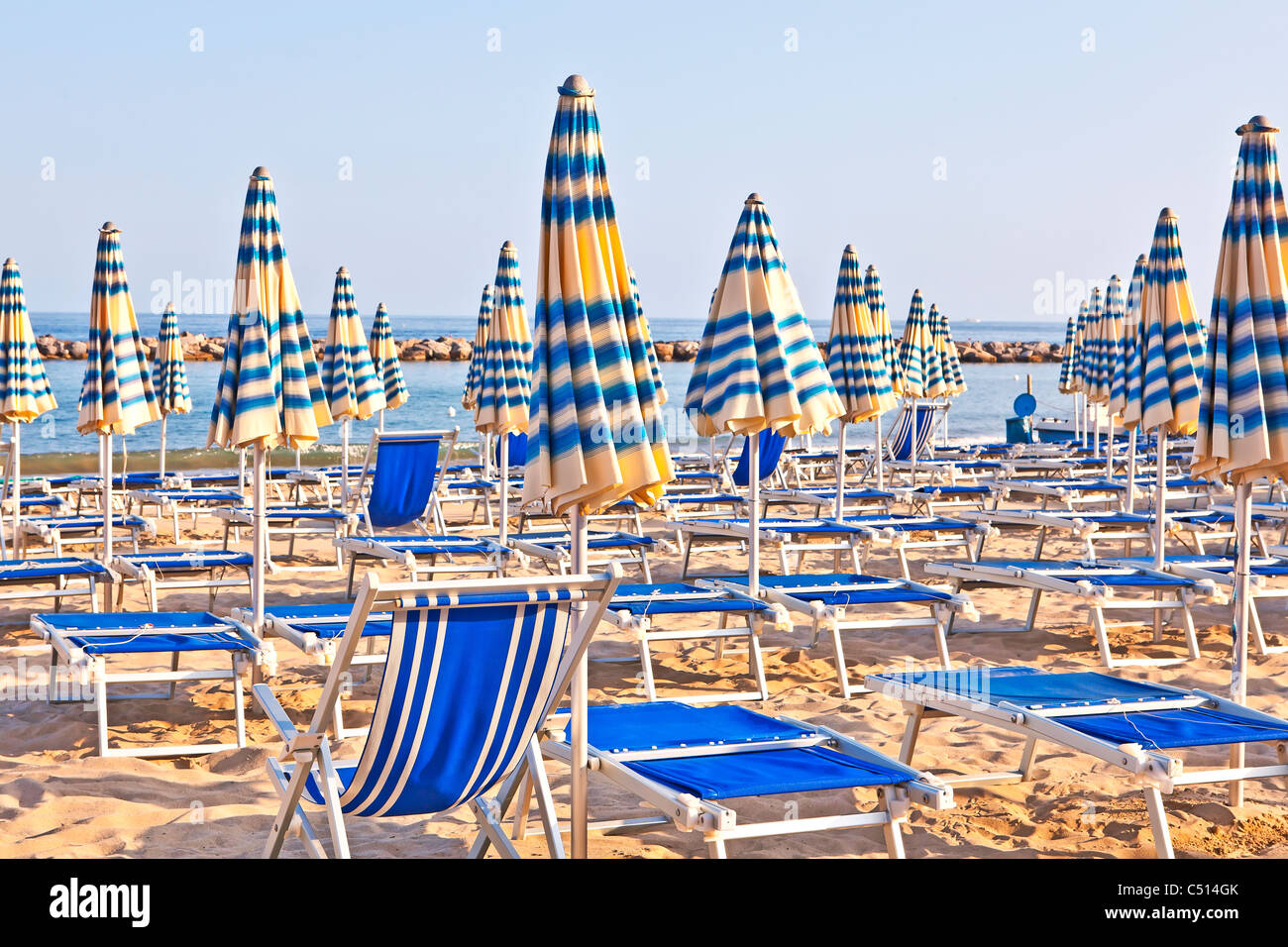 Las playas de sombrillas en la playa de Arma di Taggia en Liguria en el Mediterráneo Foto de stock