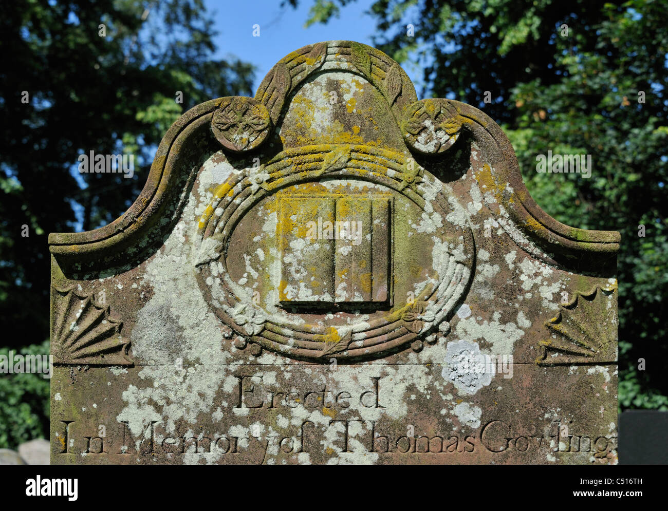Detalle de la lápida con diseño de libro. Iglesia de San Miguel. Kirkby Thore, Cumbria, Inglaterra, Reino Unido, Europa. Foto de stock