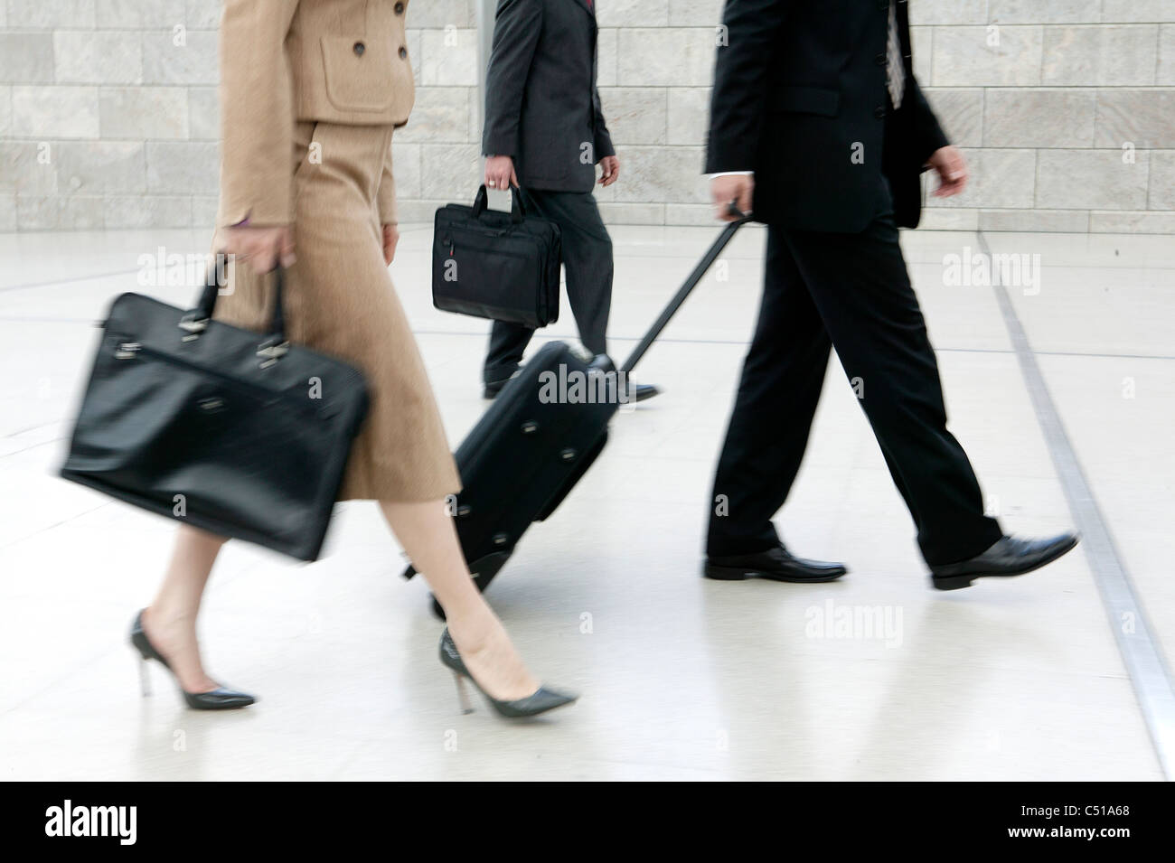 Mujer Ejecutiva Con Maletín Fotos e Imágenes de stock - Página 3 - Alamy