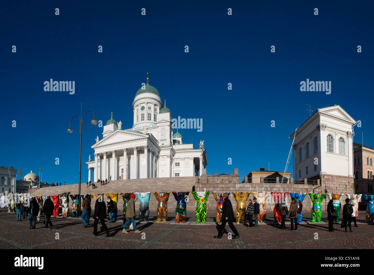 Finlandia Helsinki Catedral Panorámica de la plaza del Senado. Naciones Buddy Bear Foto de stock