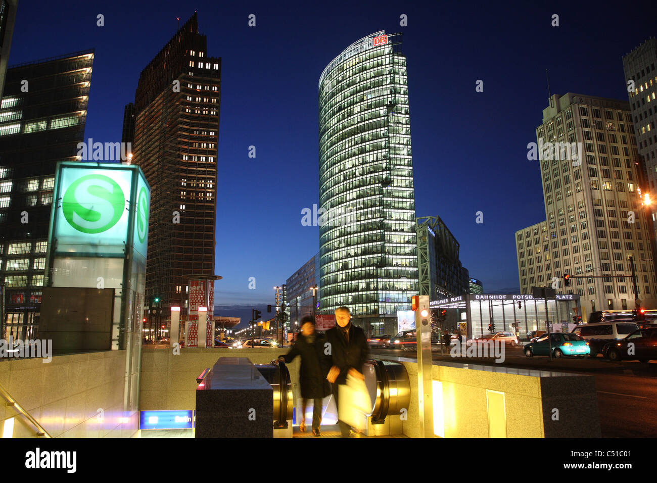 Salida de S-Bahn en la Potsdamer Platz en la tarde, Berlín, Alemania Foto de stock